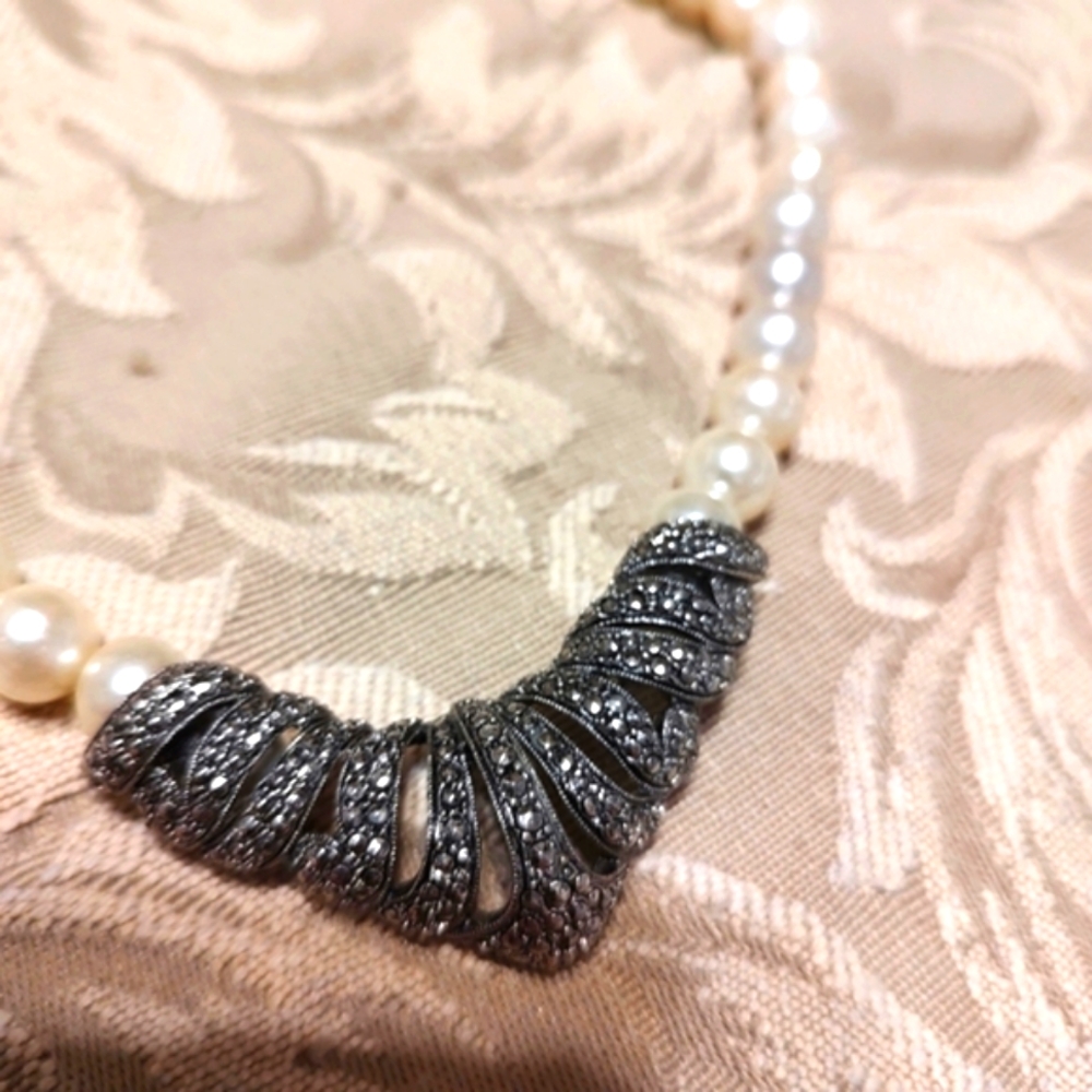 🐦⬛ Exquisite Art Deco Inspired Vivid White Pearl & Silver Statement Necklace - Picture 8 of 13